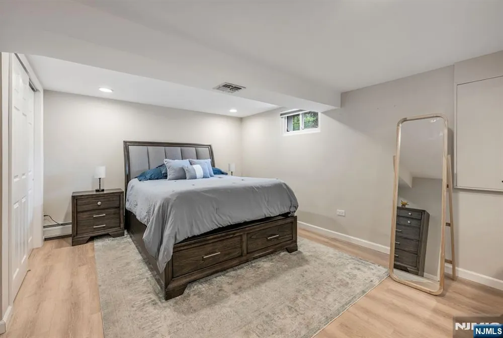 14 Aspen Court Paramus, NJ 07652