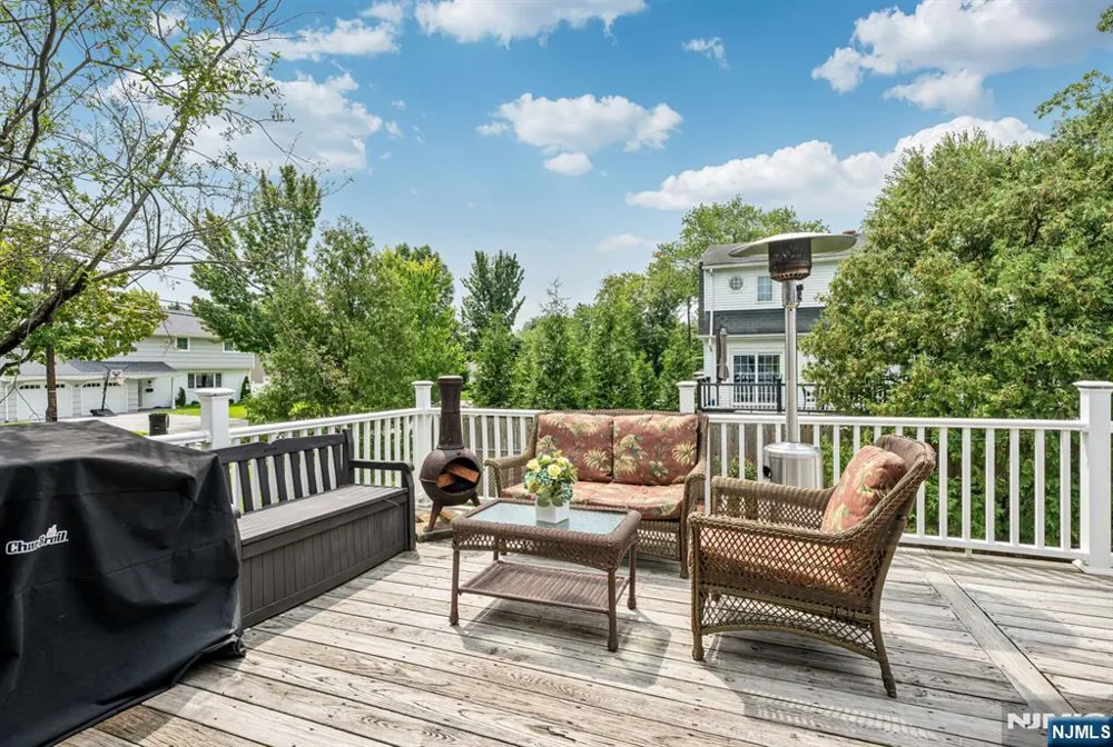 14 Aspen Court Paramus, NJ 07652