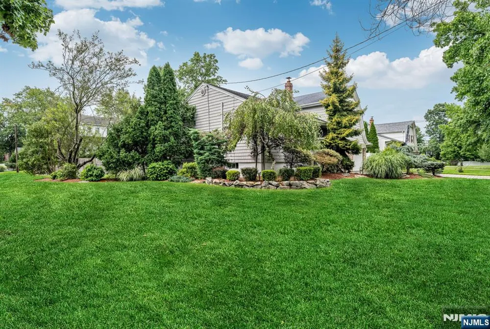14 Aspen Court Paramus, NJ 07652