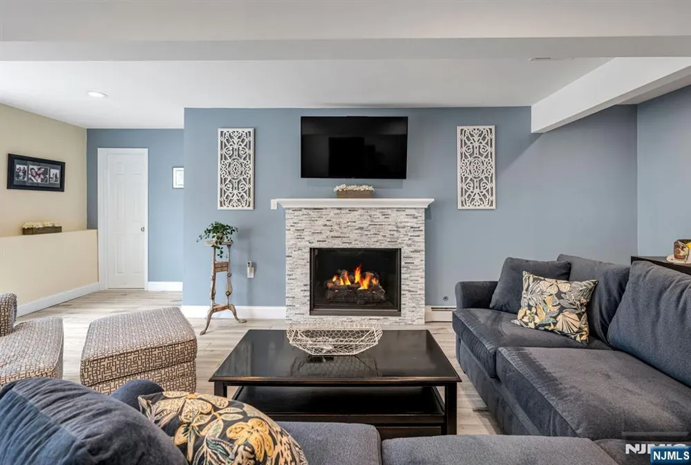 14 Aspen Court Paramus, NJ 07652