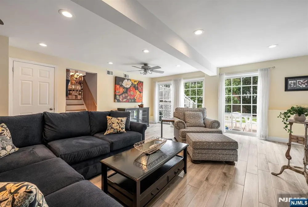 14 Aspen Court Paramus, NJ 07652