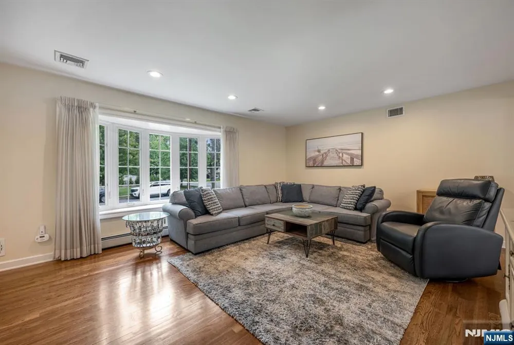14 Aspen Court Paramus, NJ 07652