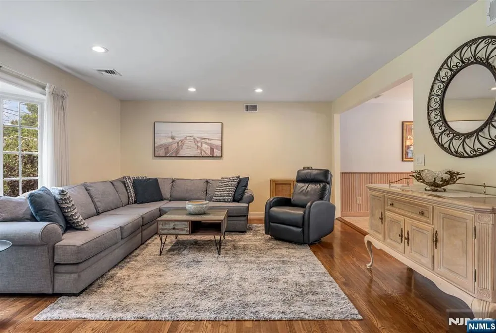 14 Aspen Court Paramus, NJ 07652