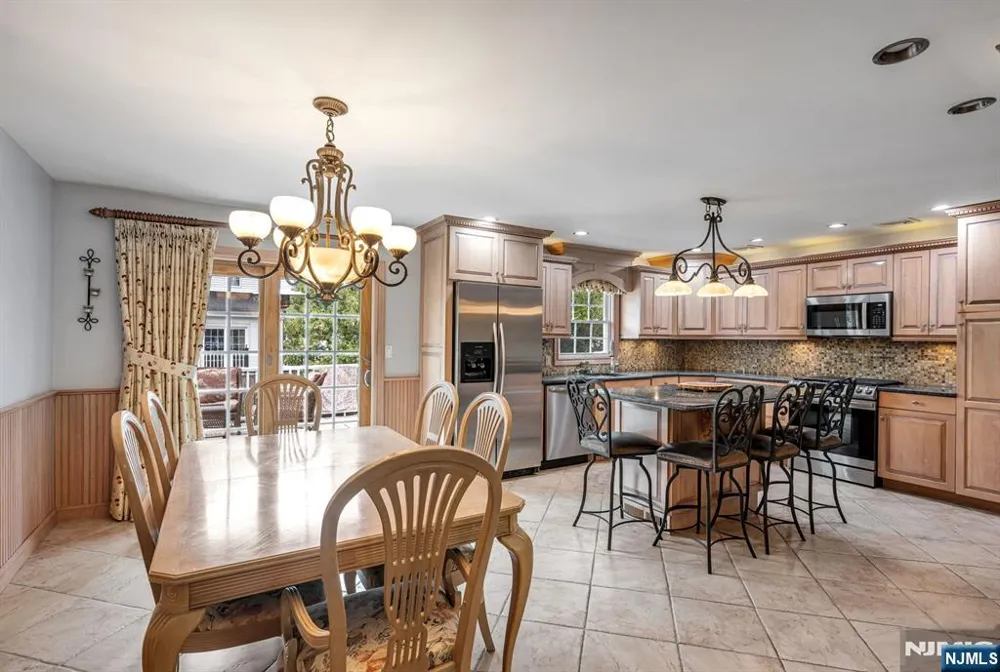 14 Aspen Court Paramus, NJ 07652