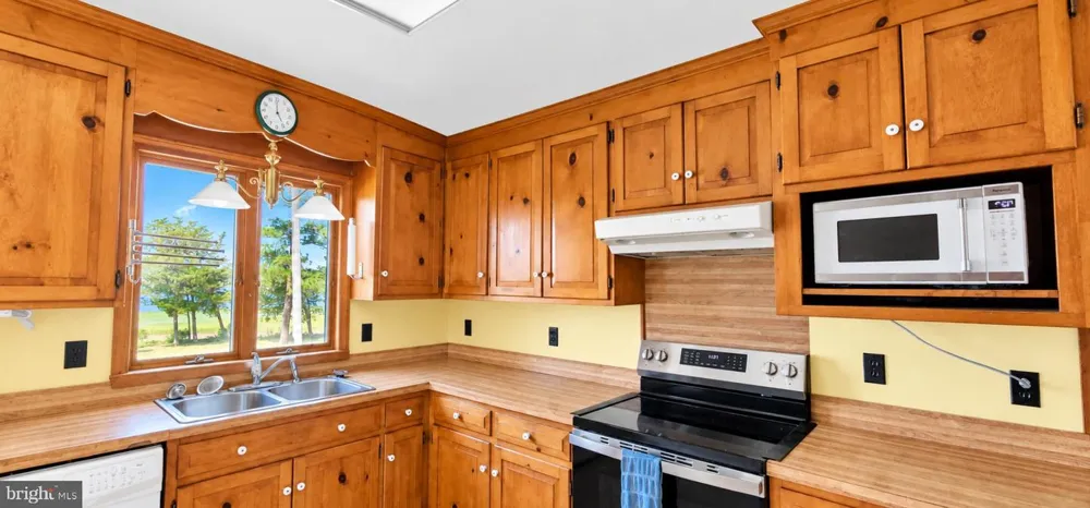 35257 CATS POINT LANE Painter, VA 23423