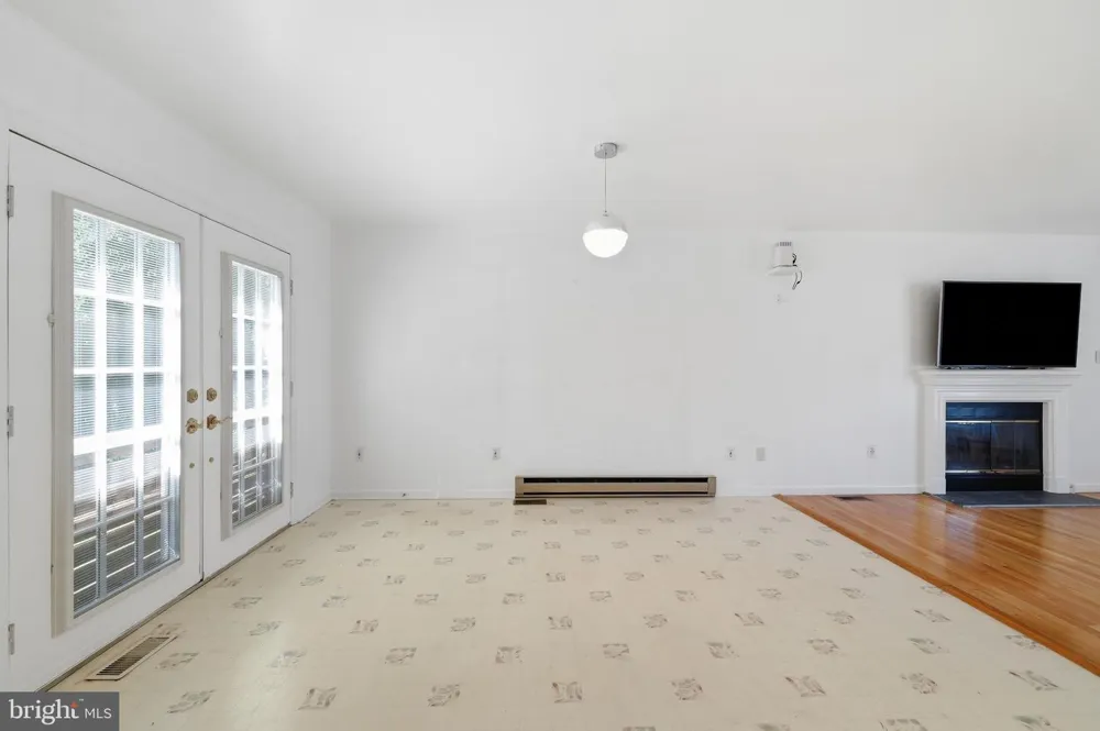 913 FAWN AVENUE Pasadena, MD 21122