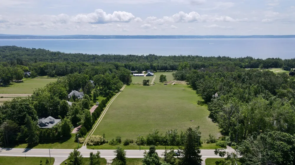 658 W Bluff Drive Harbor Springs, MI 49740