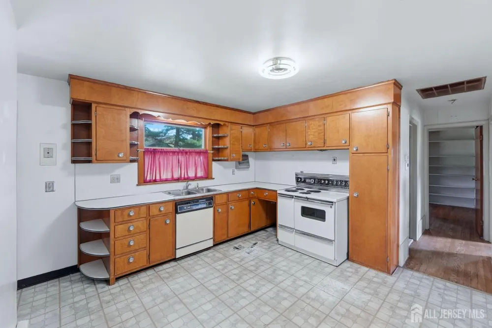 23 Glendale Drive Freehold, NJ 07728