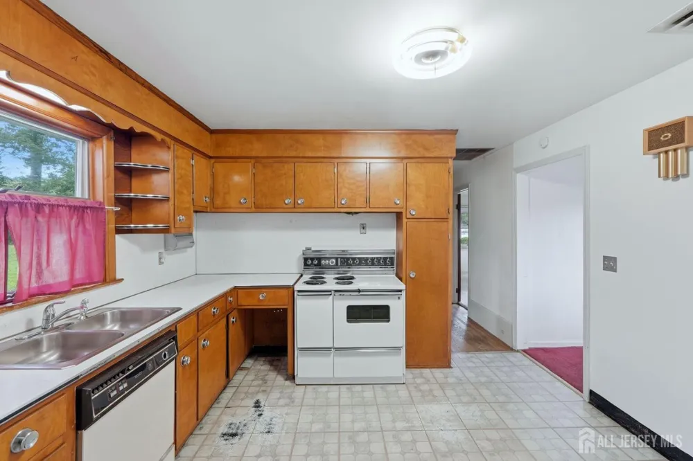 23 Glendale Drive Freehold, NJ 07728