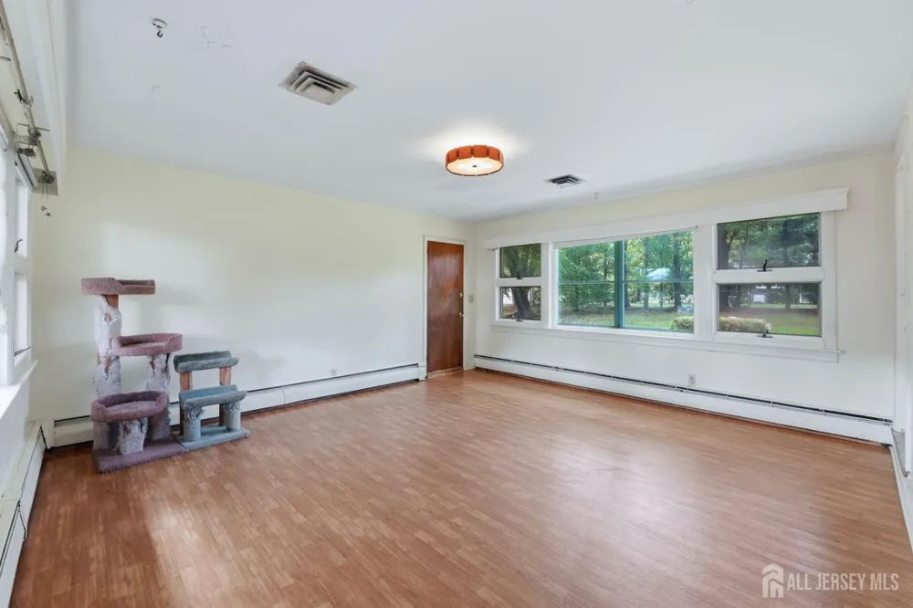 23 Glendale Drive Freehold, NJ 07728