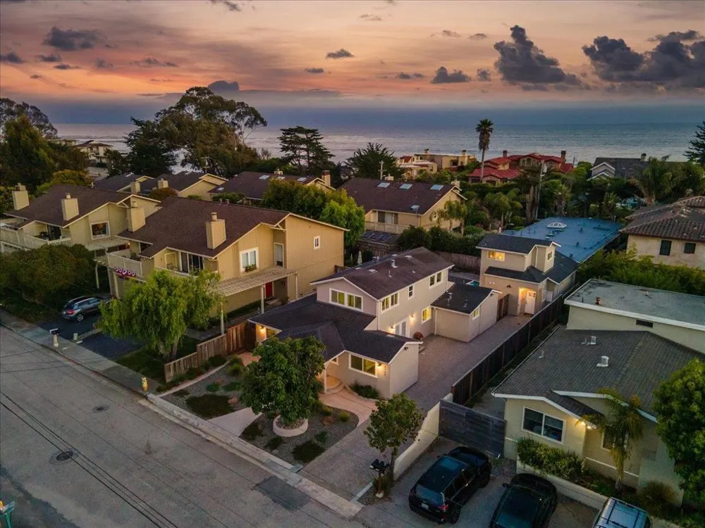 27222724 Warren Street Santa Cruz, CA 95062