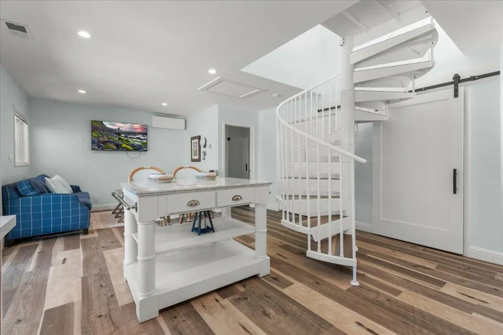 27222724 Warren Street Santa Cruz, CA 95062