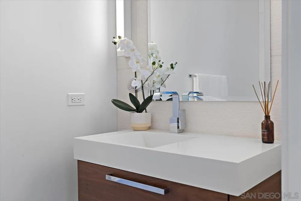 888 W E St #Unit 1001 San Diego, CA 92101