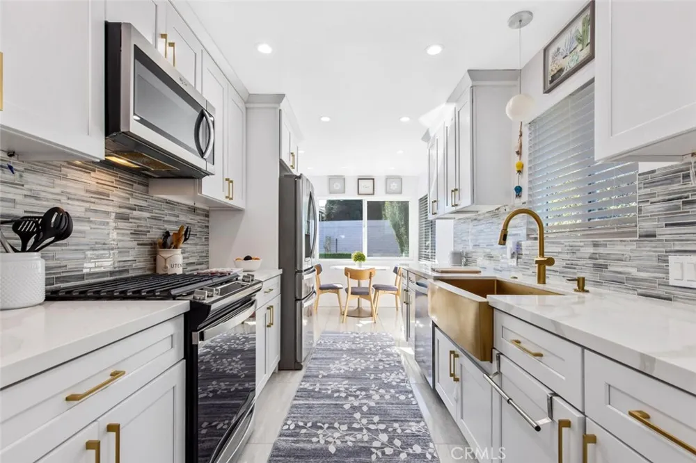 22444 Venido Woodland Hills, CA 91364