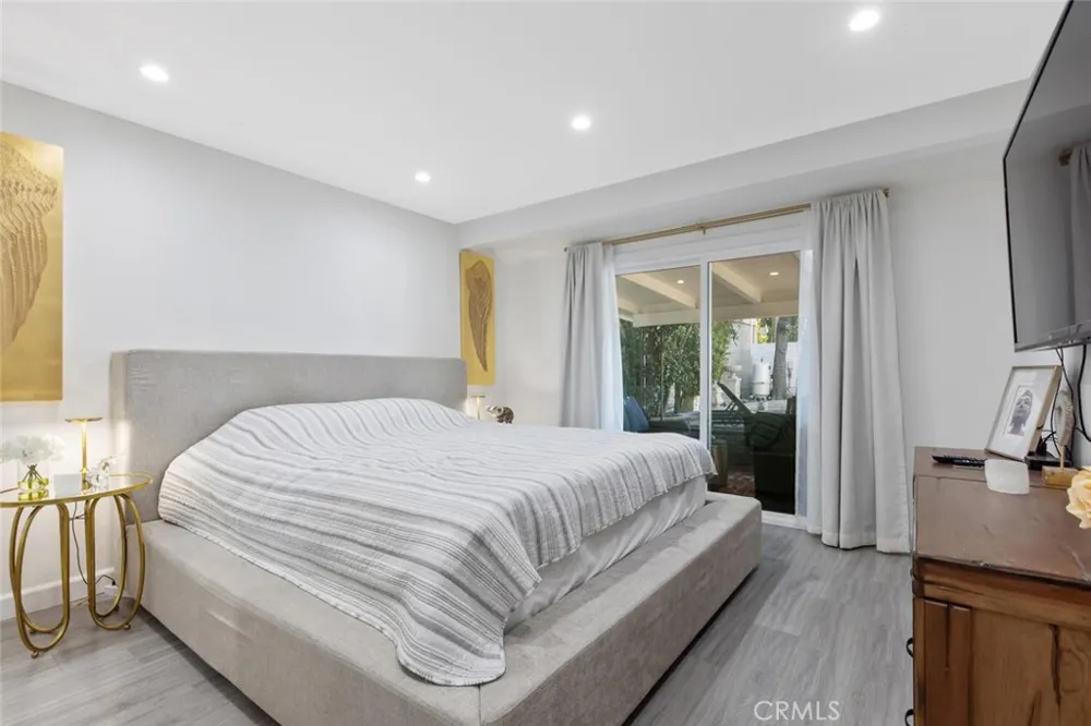 22444 Venido Woodland Hills, CA 91364