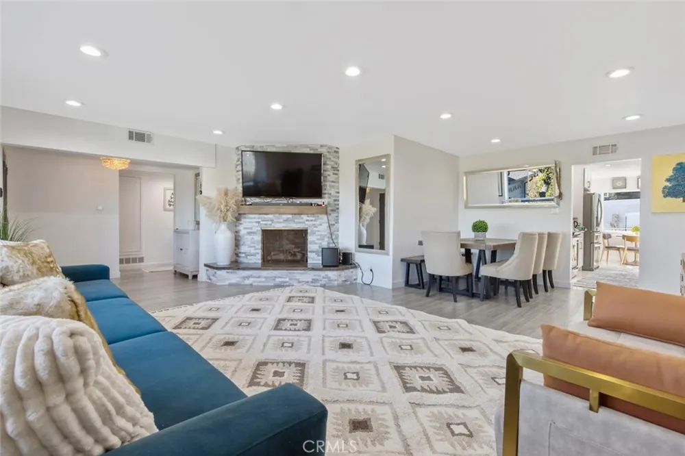 22444 Venido Woodland Hills, CA 91364