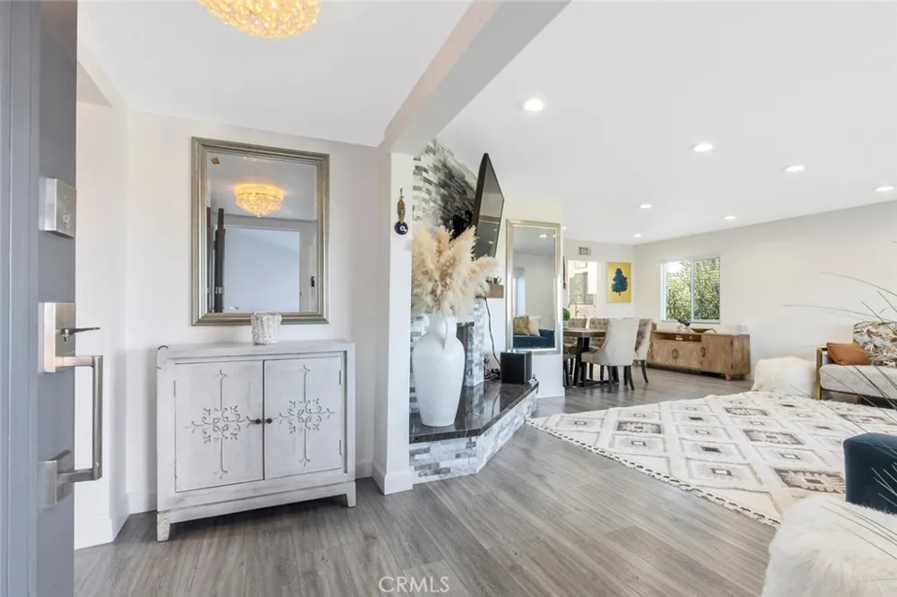22444 Venido Woodland Hills, CA 91364