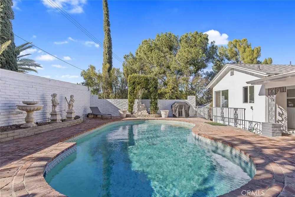 22444 Venido Woodland Hills, CA 91364
