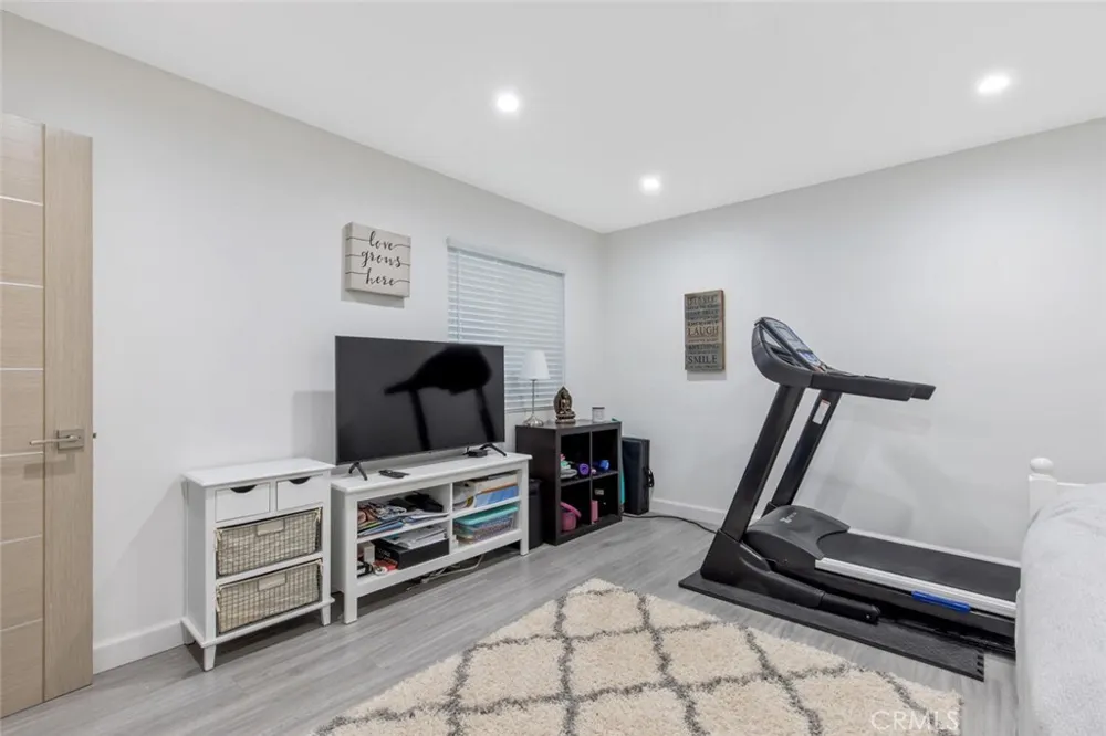 22444 Venido Woodland Hills, CA 91364