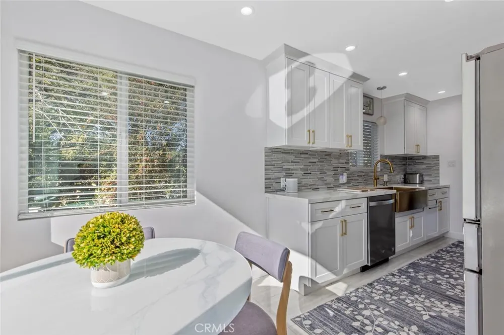 22444 Venido Woodland Hills, CA 91364