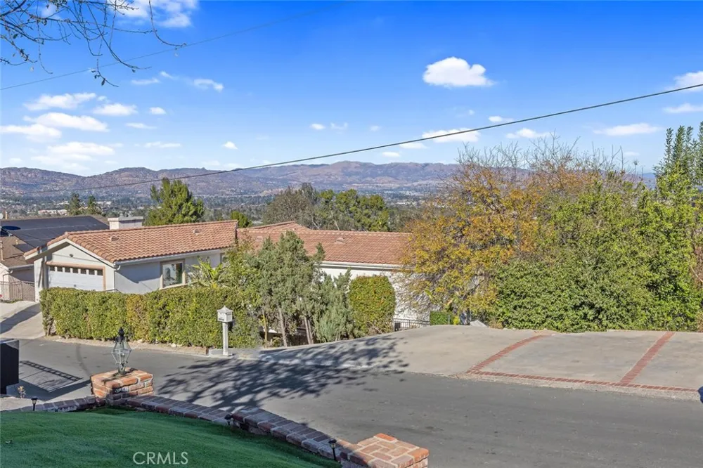 22444 Venido Woodland Hills, CA 91364