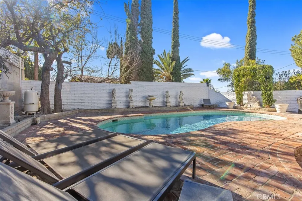 22444 Venido Woodland Hills, CA 91364