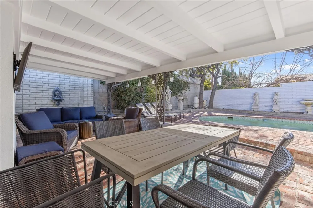 22444 Venido Woodland Hills, CA 91364