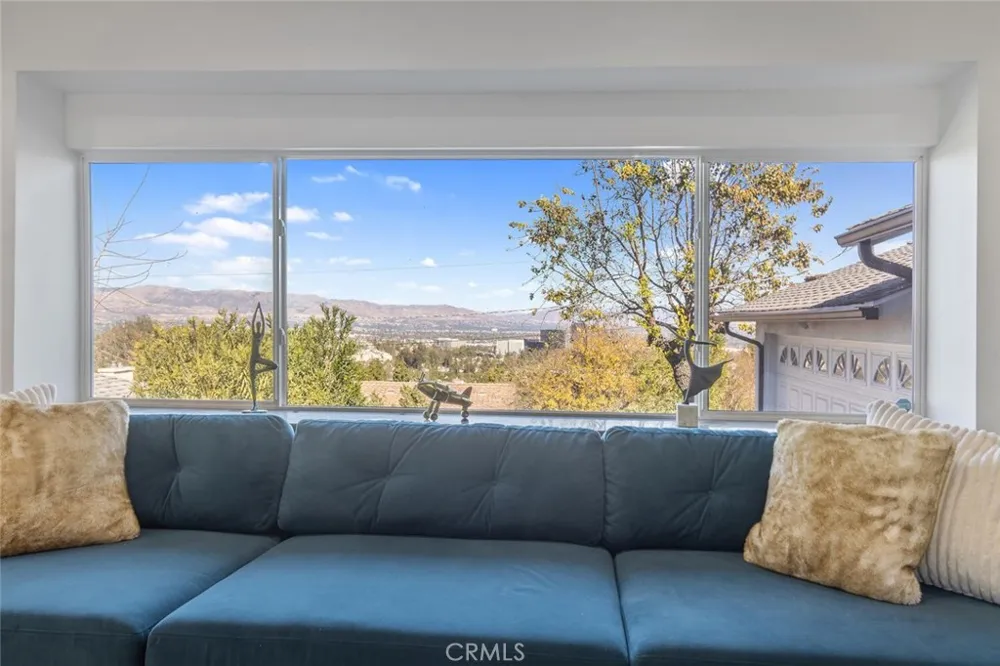 22444 Venido Woodland Hills, CA 91364