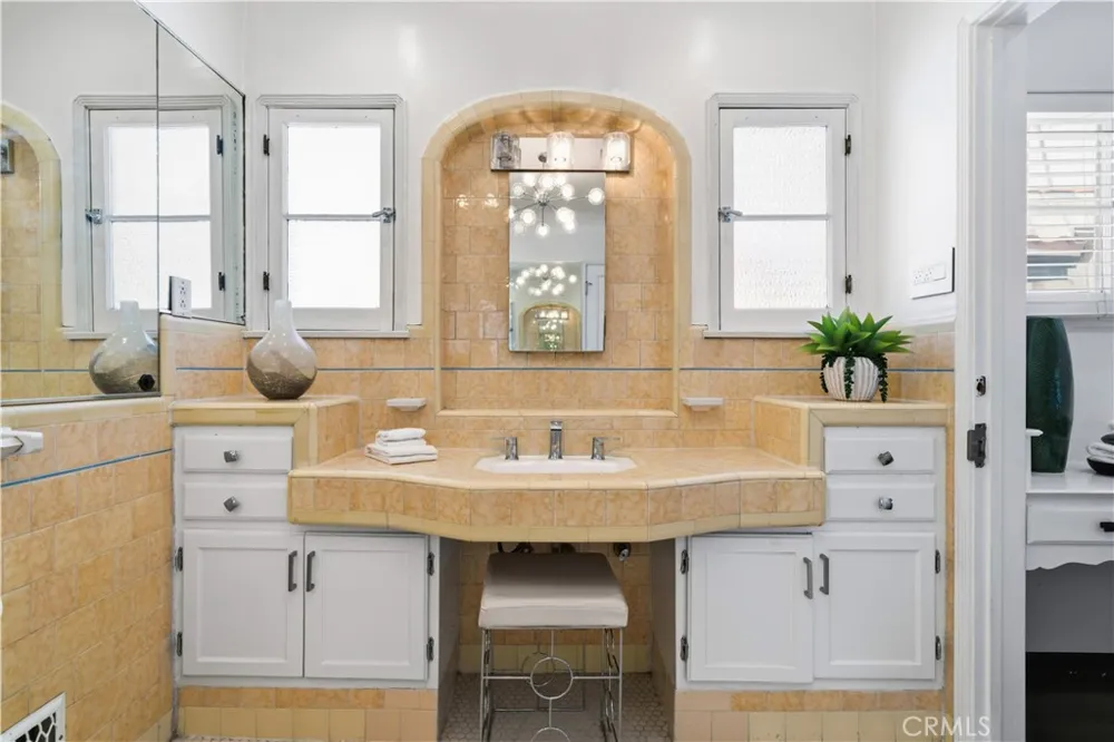 6237 W 6th Street Los Angeles, CA 90048