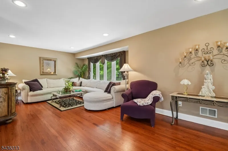 18 Mary Ellen Dr Edison, NJ 08820