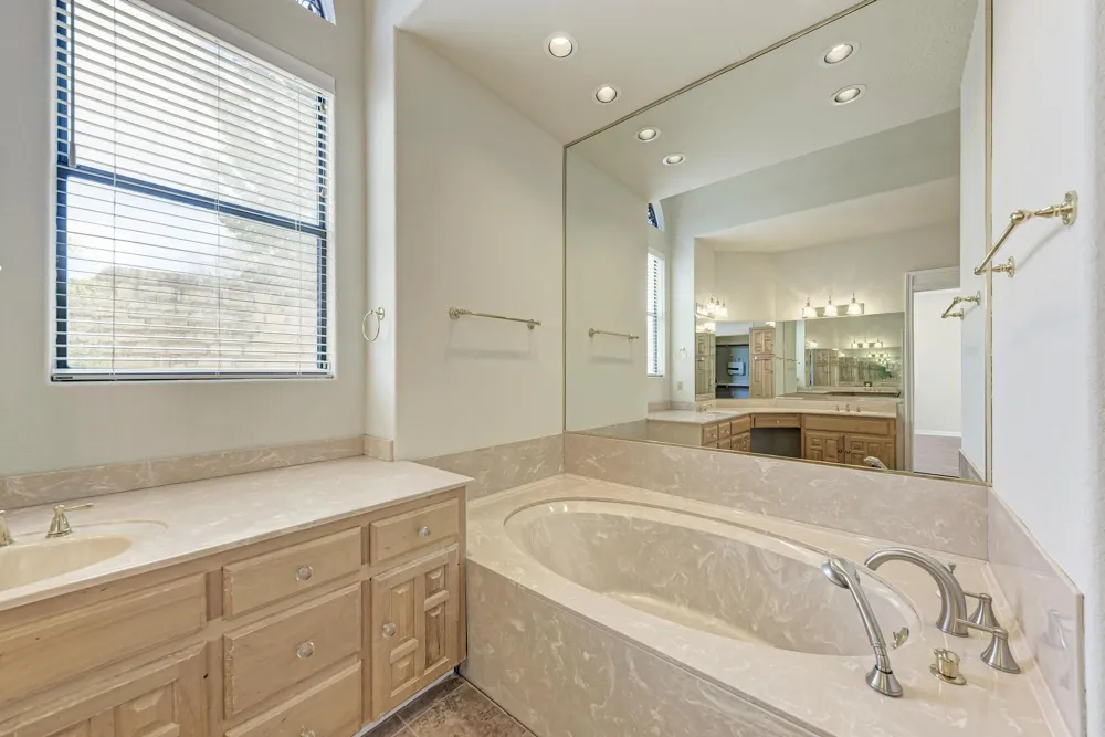583 Rupen Drive Lakeway, TX 78734