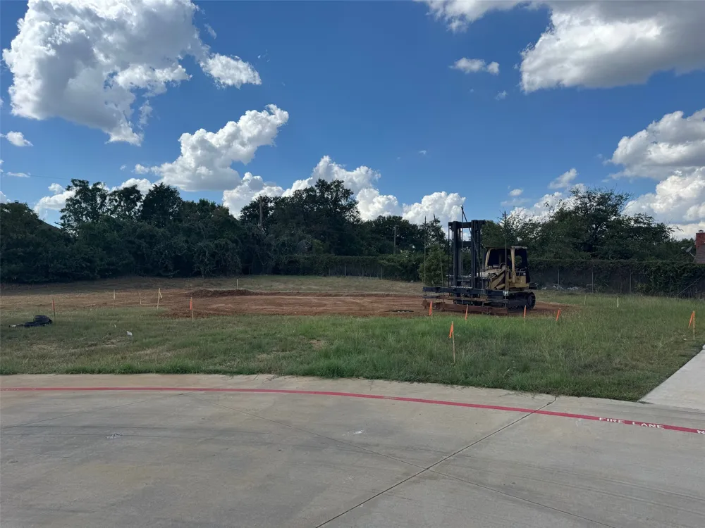 209 E Debbie Lane Mansfield, TX 76063