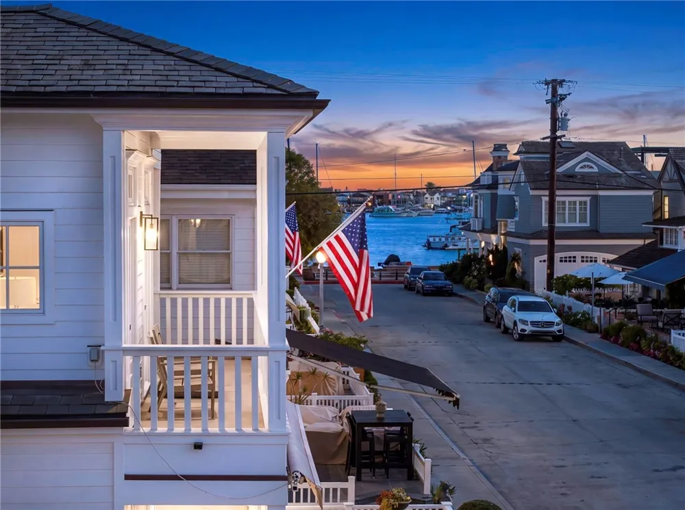 118 Sapphire Newport Beach, CA 92662