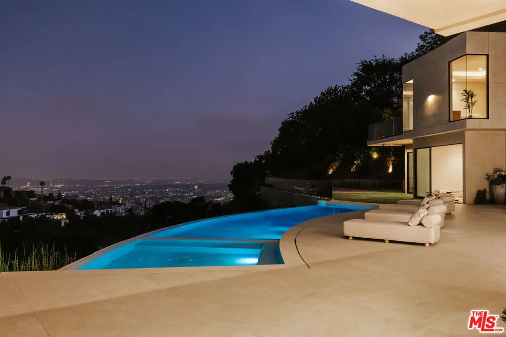 9262 Thrush Way Los Angeles, CA 90069
