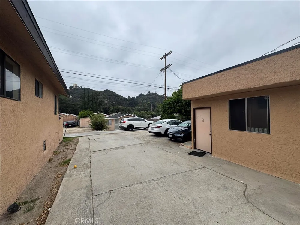 6938 Foothill Boulevard Tujunga, CA 91042