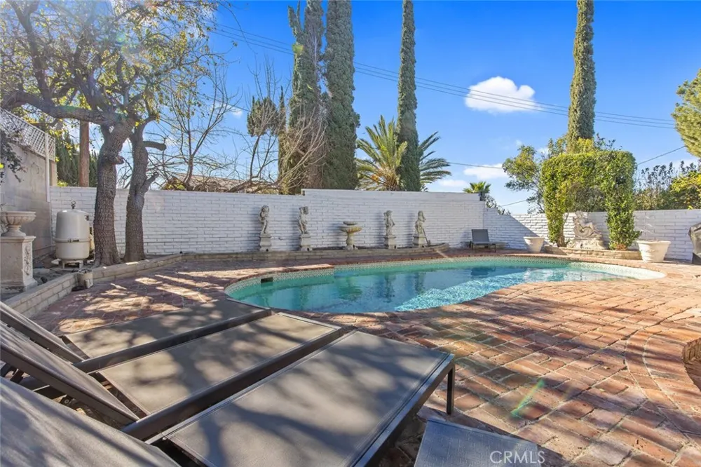22444 Venido Woodland Hills, CA 91364