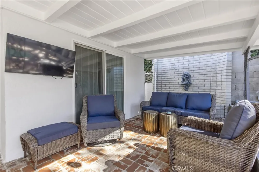 22444 Venido Woodland Hills, CA 91364