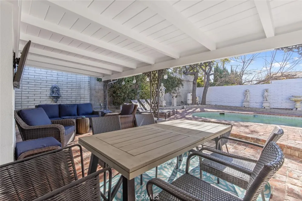22444 Venido Woodland Hills, CA 91364