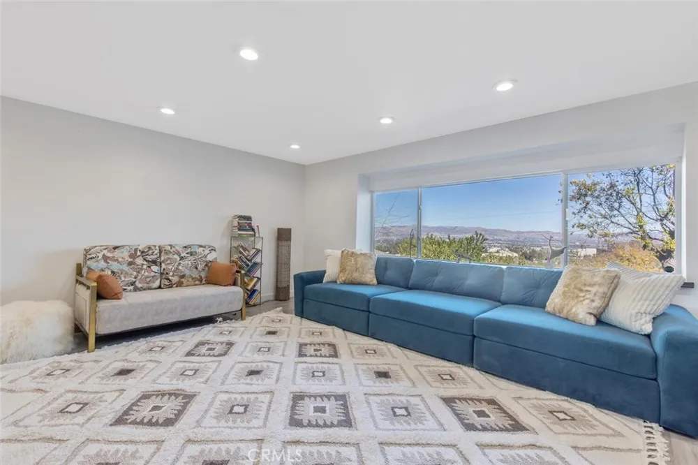 22444 Venido Woodland Hills, CA 91364