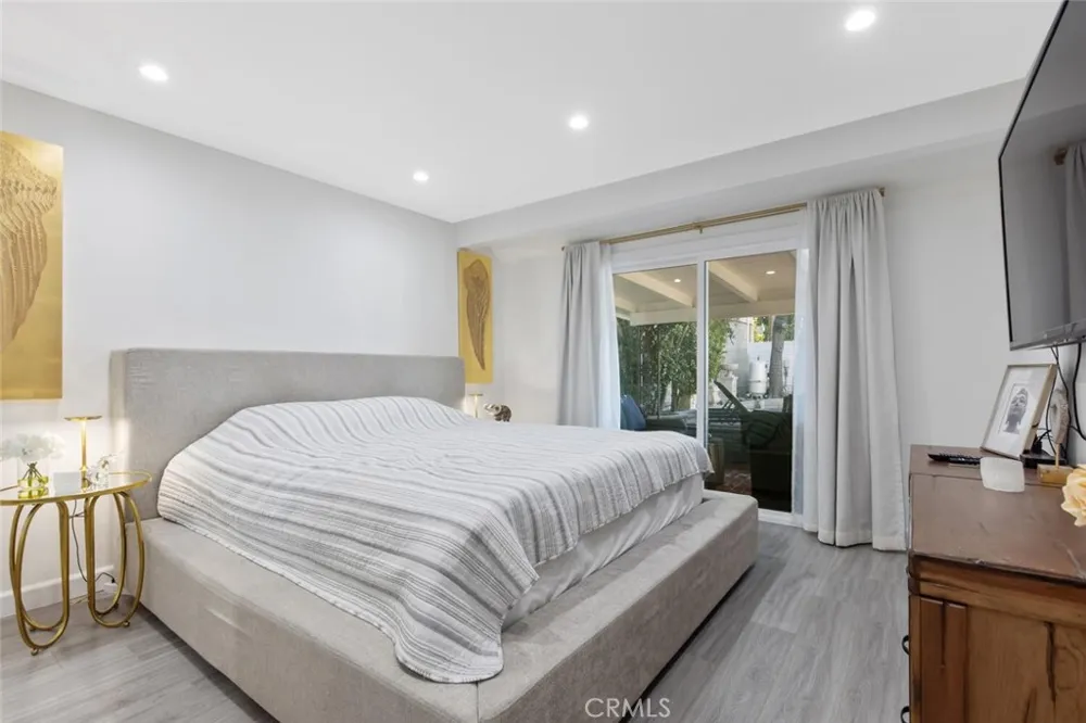 22444 Venido Woodland Hills, CA 91364
