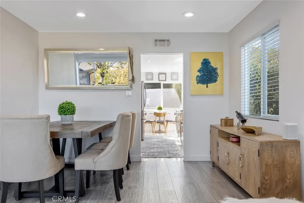 22444 Venido Woodland Hills, CA 91364