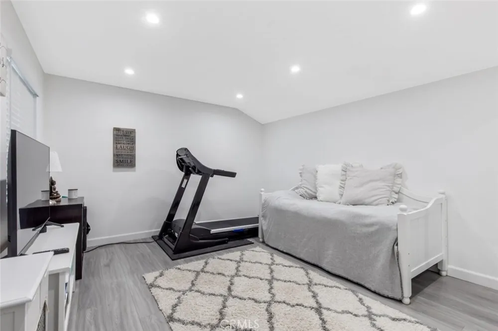 22444 Venido Woodland Hills, CA 91364