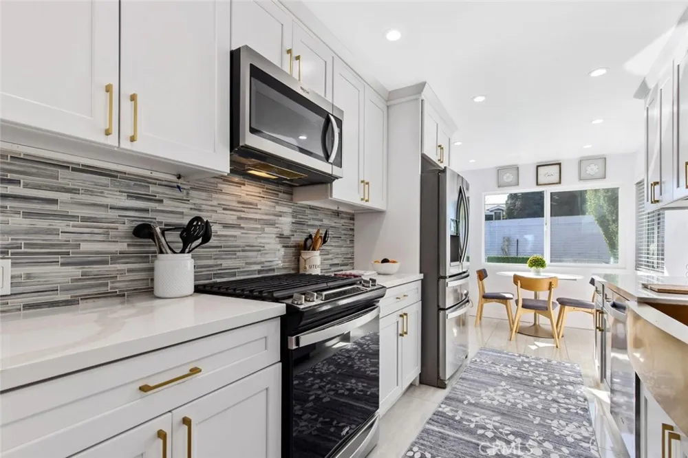 22444 Venido Woodland Hills, CA 91364