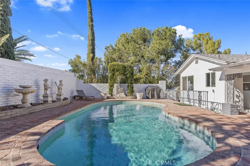 22444 Venido Woodland Hills, CA 91364