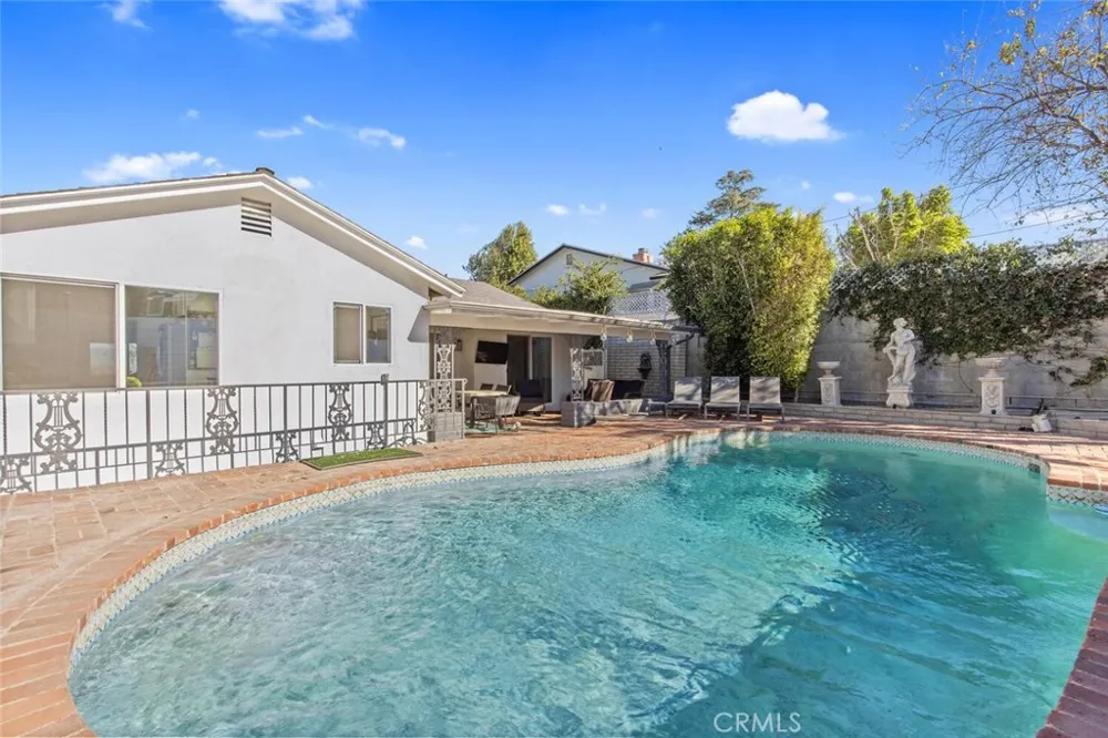 22444 Venido Woodland Hills, CA 91364