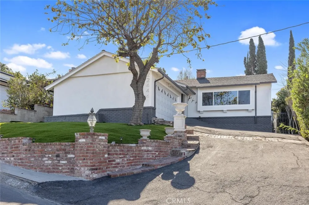 22444 Venido Woodland Hills, CA 91364