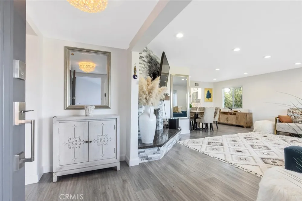 22444 Venido Woodland Hills, CA 91364