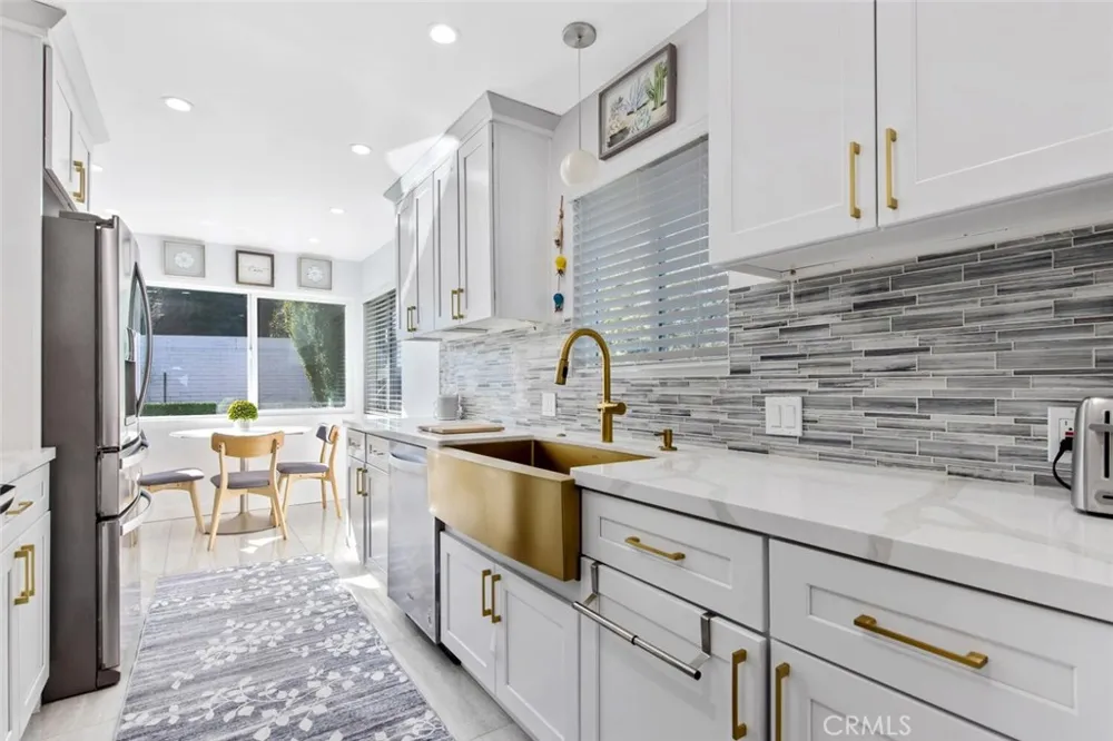 22444 Venido Woodland Hills, CA 91364