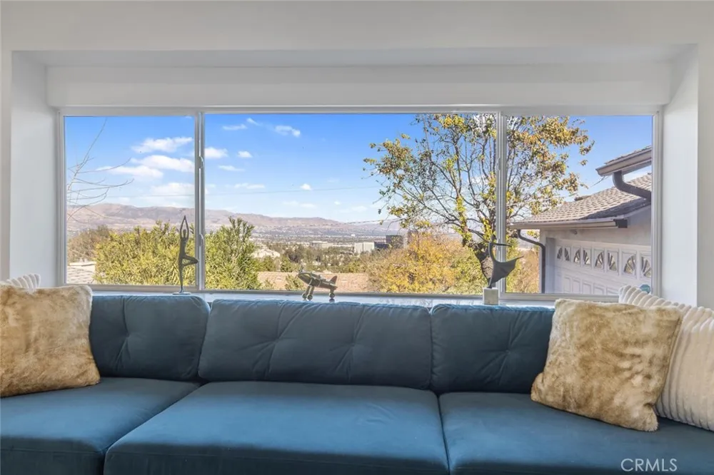 22444 Venido Woodland Hills, CA 91364