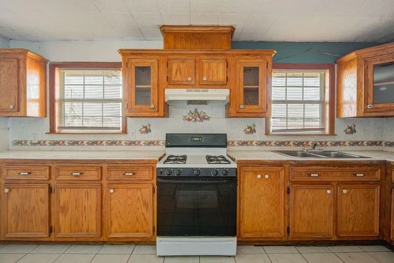 714 W 7th Street Freeport, TX 77541